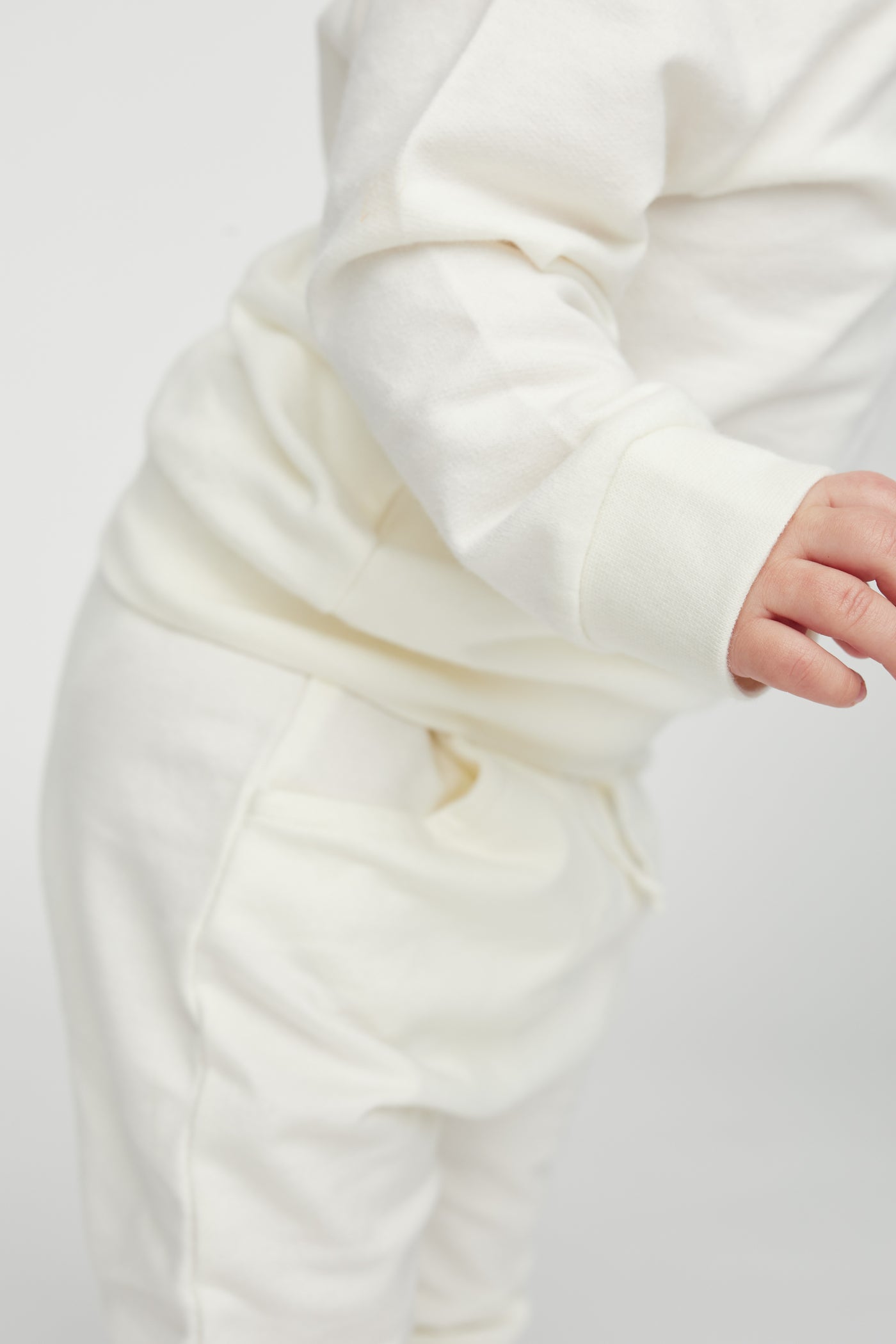 Cremehvide sweatpants med elastisk talje og lommer i GOTS-certificeret økologisk bomuld fra Organic Lullaby. 