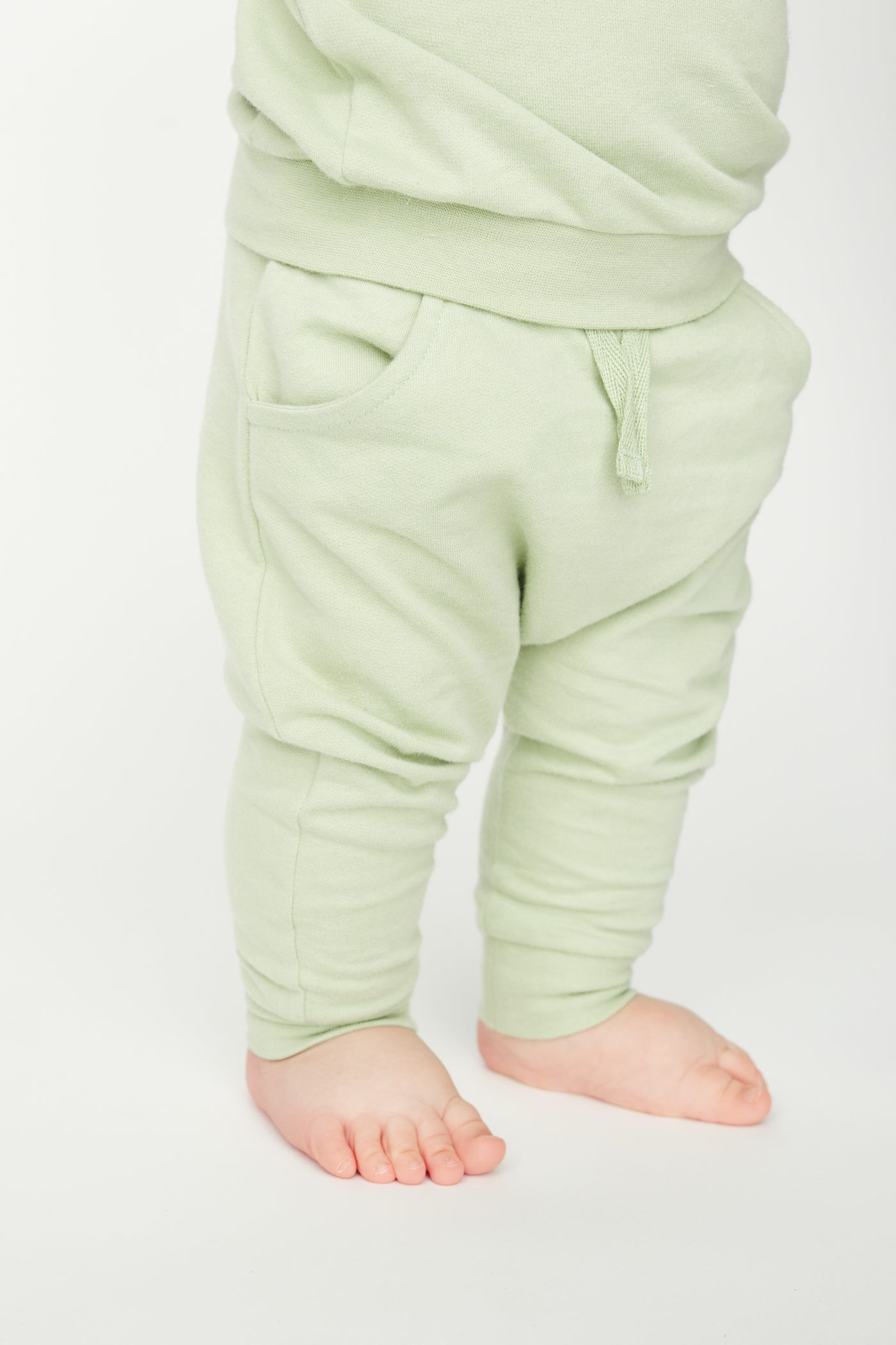Grønne sweatpants med elastisk talje og lommer i GOTS-certificeret økologisk bomuld fra Organic Lullaby. 