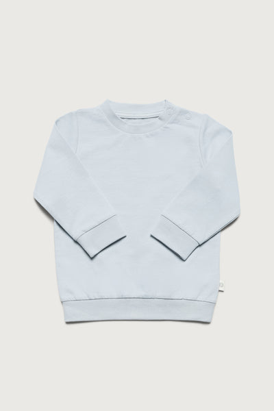 Blå sweatshirt i fleece og med trykknapper ved skulderen i GOTS-certificeret økologisk bomuld fra Organic Lullaby.